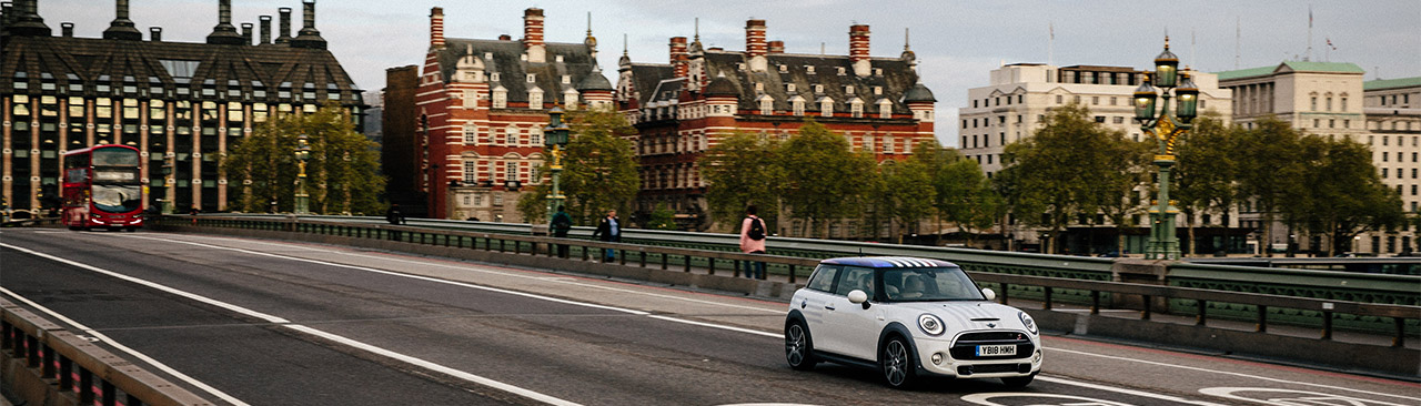 MINI célèbre le mariage royal avec un modèle unique destiné à une vente aux enchères caritative