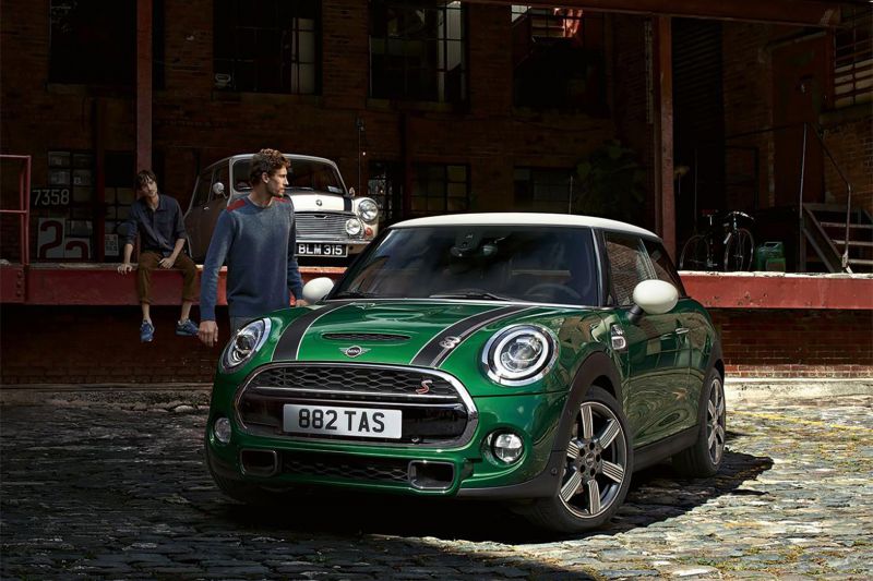 MINI Édition 60 ans : l'esprit du modèle original qui allie sportivité et style britannique